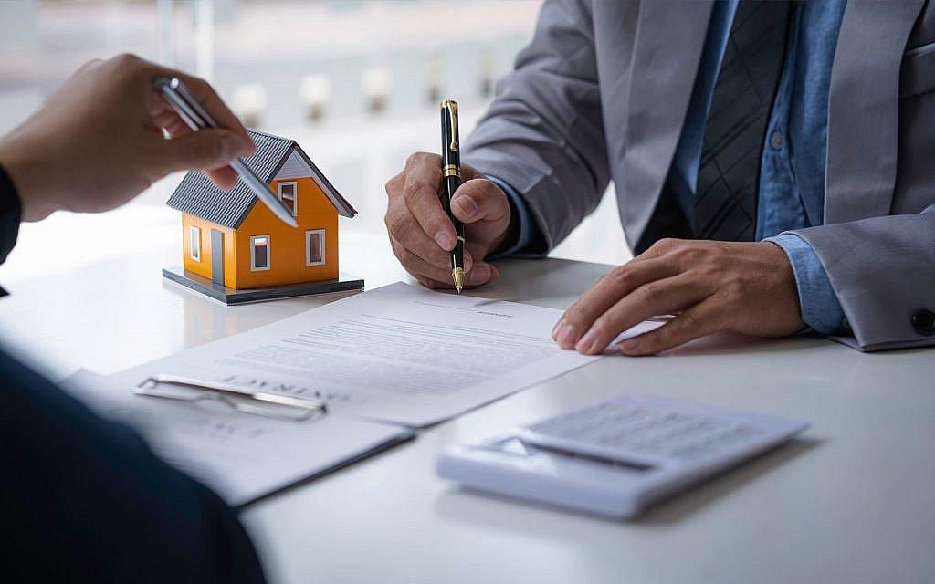 Agent handing property keys to happy client